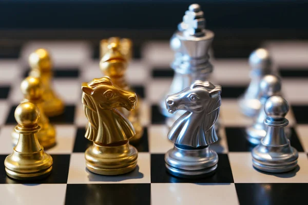 お互いのビジネスの世界で競争を表す前にチェス盤にチェス騎士のクローズ アップ ショット — ストック写真
