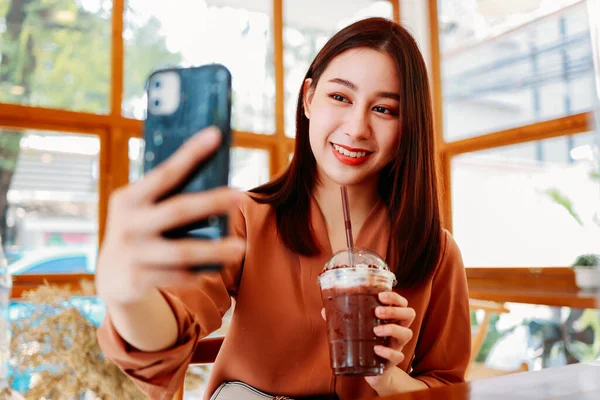 Narablog Makanan Perempuan Asia Muda Mengambil Foto Selfie Dengan Smartphone — Stok Foto