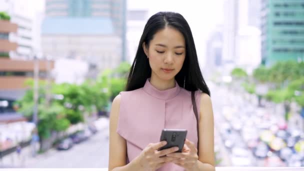 在智能手机 连通性 幸福感上有长长的黑发短信的女商人 4K高质量的视频 — 图库视频影像