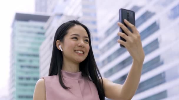 Mulher Negócios Com Cabelo Preto Sorrindo Acenando Segurando Smartphone Chamada — Vídeo de Stock