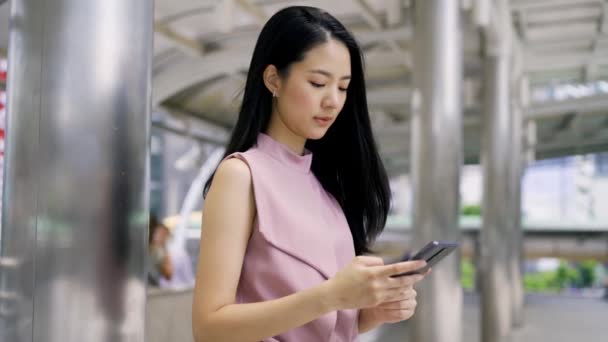 在智能手机 连通性 幸福感上有长长的黑发短信的女商人 4K高质量的视频 — 图库视频影像