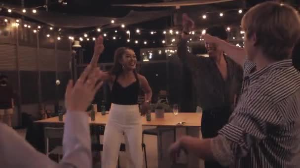 Bir Grup Arkadaş Çatı Katında Restoranda Eğleniyor — Stok video