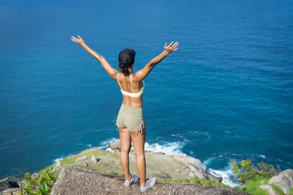 Young Asian Woman Raising Hands Outstretched Standing Cliff Mountain Sea — Zdjęcie stockowe