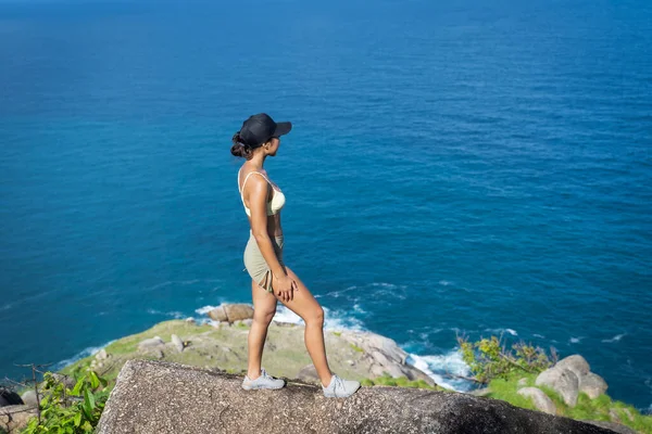 Young Asian Woman Standing Cliff Mountain Sea View Looking Far — Zdjęcie stockowe
