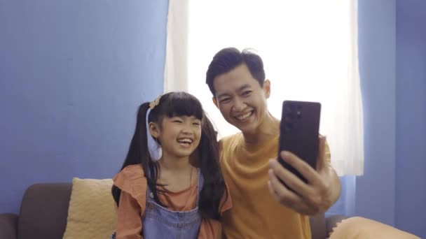 Asian Family Father Daughter Taking Selfie Photo Mobile Phone Home — Wideo stockowe