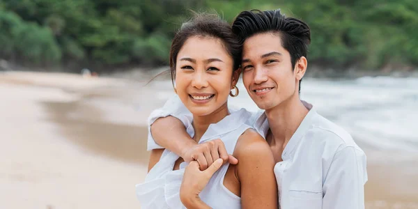 Happy Smiling Asian 30S Couple Relationship Looking Camera Beach Summer — Foto de Stock