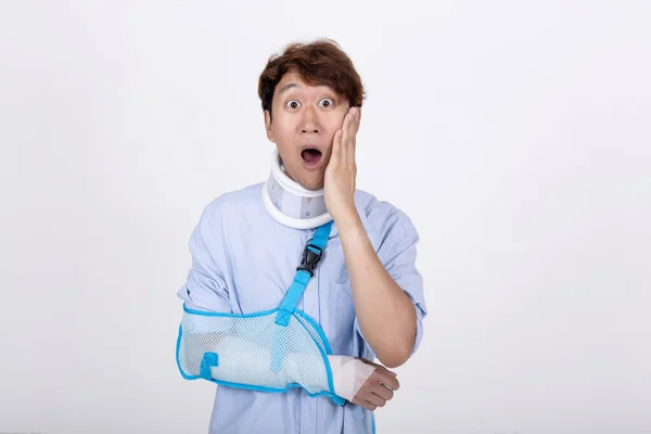 Portrait Asian Man Broken Arm Neck Feeling Surprised Shocked Isolated — Foto Stock