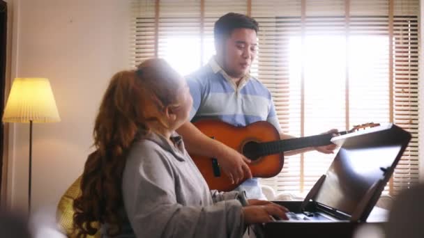 Молодая Азиатская Пухлая Пара Поет Играет Акустической Гитаре Фортепиано Вместе — стоковое видео