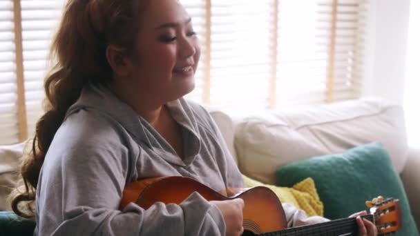 Young Asian Chubby Woman Singing Playing Acoustic Guitar Home Curvy — Stock Video