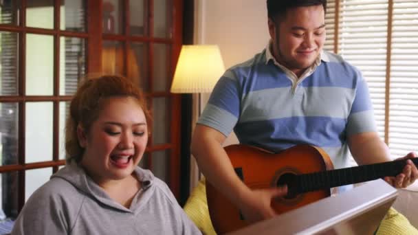 Молодая Азиатская Пухлая Пара Поет Играет Акустической Гитаре Фортепиано Вместе — стоковое видео
