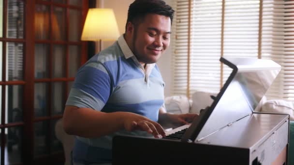 Young Asian Chubby Man Singing Playing Piano Size Man Practicing — Vídeo de Stock