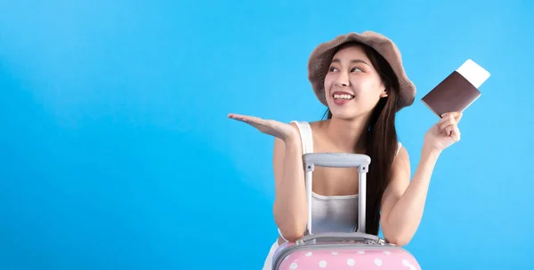 Happy Asian Kobieta Podróżnik Siedzi Uśmiecha Się Walizką Izolowane Niebieskim — Zdjęcie stockowe
