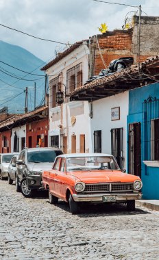Antigua, Guatemala - 26 Eylül 2021 - Antigua Guatemala 'daki koloni evlerinin önünde GM Acadian' ın dikey sokak fotoğrafı