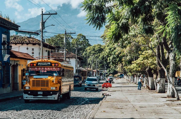 Antigua Guatemala Septiembre 2021 Autobús Pollo Decorado Antigua Con Volcán — Foto de Stock