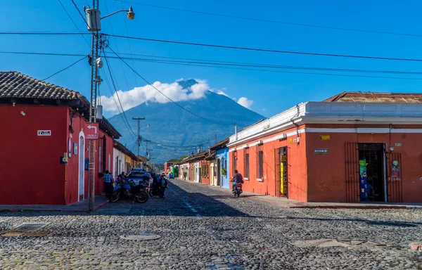 Antigua, Guatemala - 26 Eylül 2021 - Antigua 'da sokak manzaralı arka planda Agua Volcano