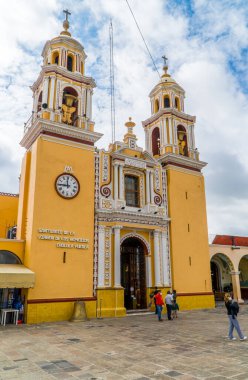 Cholula, Puebla, Meksika - 29 Ağustos 2021 - Cholula Pueblo büyücülüğündeki Virgen de los Remedios Sığınağı 'nda turistler