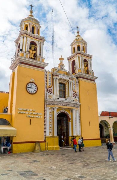 Cholula, Puebla, Meksika - 29 Ağustos 2021 - Cholula Pueblo büyücülüğündeki Virgen de los Remedios Sığınağı 'nda turistler