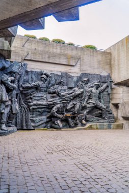 Kyiv, Ukrayna - 15 Haziran 2021 - Kyiv 'deki Anavatan Anıtı' ndaki İkinci Dünya Savaşı anıtlarına dikey bakış