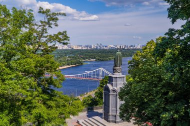 Kyiv, Ukrayna - 16 Haziran 2021 - Volodymyrska Tepesi 'nden Dinyeper nehrinin panoramik manzarası