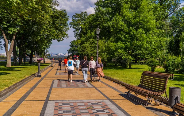 Kyjev Ukrajina Června 2021 Lidé Parku Volodymyrska Hill — Stock fotografie