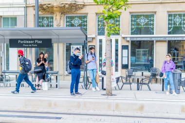 Lüksemburg Şehri - 21 Temmuz 2021 - Liberte Bulvarı 'ndaki tramvay durağında (Place de Paris - Paris Meydanı) insanlar