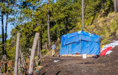 Acatenango, Guatemala - 28 Eylül 2021 - yaklaşık 3.700 metrede Acatenango kampında temel bir çadır