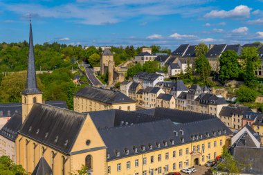 Lüksemburg Şehri, Lüksemburg - 28 Mayıs 2021 - Neumunster Abbey 'in havadan panorama manzarası ve Lüksemburg, Lüksemburg' un aşağısındaki Alzette nehrindeki güzel ortaçağ evleri