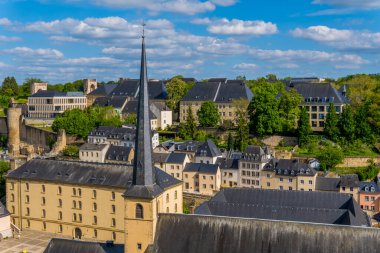 Lüksemburg Şehri, Lüksemburg - 28 Mayıs 2021 - Neumunster Manastırı 'nın havadan panoramik manzarası ve Lüksemburg' un Lüksemburg şehrinin aşağısındaki Alzette nehrindeki güzel ortaçağ evleri