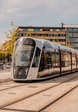 Lüksemburg Şehri, Lüksemburg - 28 Mayıs 2021 - Lüksemburg 'daki Glacis Meydanı' ndaki modern tramvay tramvayı dikey sokak fotoğrafı