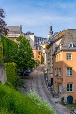 Lüksemburg Şehri, Lüksemburg - 28 Mayıs 2021 - Ortaçağ evleriyle Rue Large 'ın dikey görünümü