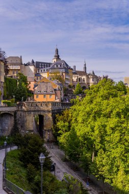 Lüksemburg Şehri, Lüksemburg - 28 Mayıs 2021 - ortaçağ evleriyle kale duvarının dikey görüntüsü