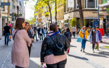 Lüksemburg, Lüksemburg - 28 Mayıs 2021 - Lüksemburg şehir merkezindeki yaya bölgesinde gizli sokak fotoğrafçılığı