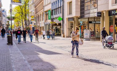 Lüksemburg, Lüksemburg - 28 Mayıs 2021 - Lüksemburg şehir merkezindeki yaya bölgesinde yürüyen insanların gizli sokak fotoğrafı