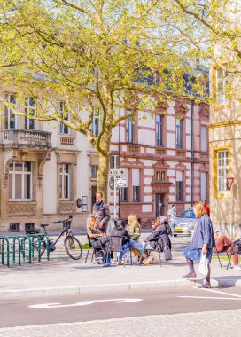 Lüksemburg, Lüksemburg - 28 Mayıs 2021 - Lüksemburg 'un güneşli bir gününde teraslarda oturan insanların dikey gizli sokak fotoğrafçılığı