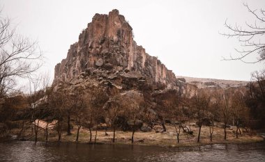 Türkiye 'nin Kapadokya kentindeki Ihlara Vadisi' nin kanyonundaki manzaraların manzarası, sonbaharda yağışlı bir günde