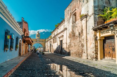Antigua, Guatemala - 26 Eylül 2021 - Santa Catalina Kemeri 'nde turistlerin sokak fotoğrafçılığı
