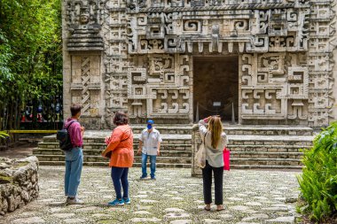 Mexico City - 24 Ağustos 2021 - CDMX 'teki Antropoloji Müzesi' ndeki (Müze Nacional de Antropoloji) Maya tapınağında turistler