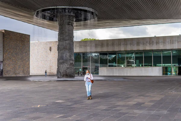 Cidade México Agosto 2021 Turista Isolado Dentro Museu Antropologia Museu — Fotografia de Stock