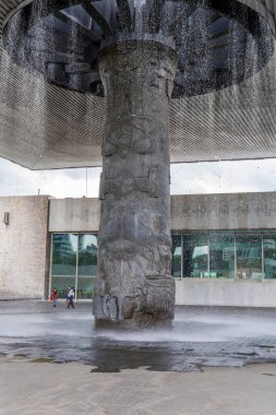 Mexico City - 24 Ağustos 2021 - CDMX 'teki Antropoloji Müzesi (Müze Nacional de Antropoloji) içindeki sanat çeşmesine dikey bakış