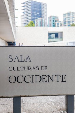 Mexico City - 24 Ağustos 2021 - Ulusal Antropoloji Müzesi (Museo Nacional de Antropologia Müzesi) içindeki batı kültürlerinin dikey görüntüsü)