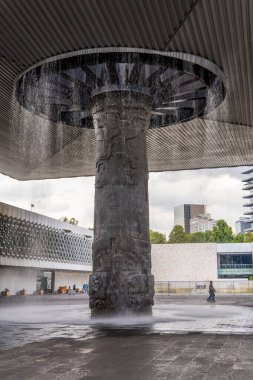 Mexico City - 24 Ağustos 2021 - Ulusal Antropoloji Müzesi 'nin (Museo Nacional de Antropologia Müzesi) bahçesindeki çeşmenin dikey görüntüsü)