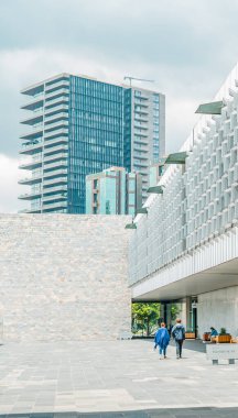 Mexico City - 24 Ağustos 2021 - Ulusal Antropoloji Müzesi 'nin (Museo Nacional de Antropologia Müzesi) bahçesinde turistlerin dikey görüntüsü)