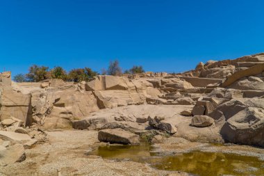 Mısır 'ın Aswan kentindeki tamamlanmamış Obelisk' teki antik Mısır kalıntılarının panoramik görüntüsü