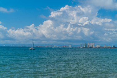 Porto Vallarta, Meksika 'da bir katamaran yelkenlinin panoramik görüntüsü.