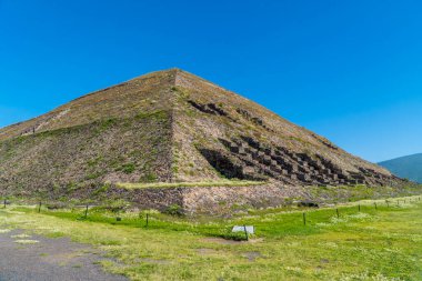 Teotihuacan, Meksika 'daki Güneş Piramidinin panoramik yan görüntüsü