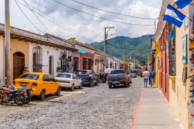 Antigua, Guatemala - 26 Eylül 2021 - Arabaların, insanların ve sömürge mimarisinin gizli sokak manzarası
