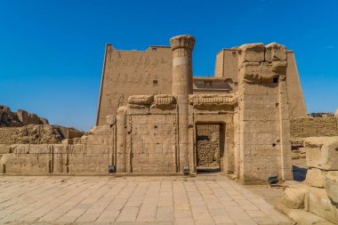 Edfu, Mısır 'daki Edfu Tapınağı' nın girişi.