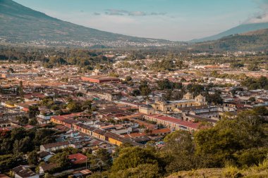 Antigua Guatemala 'nın merkezinin günbatımı görüntüsü Iglesia de la Merced ve çevresindeki dağlarla