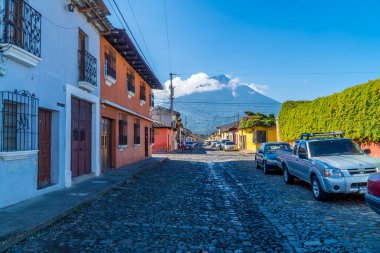 Antigua, Guatemala - 26 Eylül 2021 - arka planda Sömürge evleri ve Agua Volkanı olan bir cadde