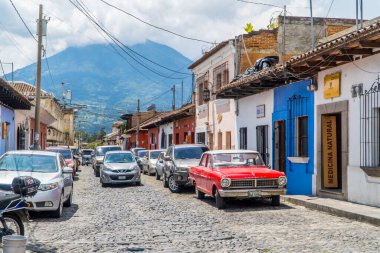 Antigua, Guatemala - 26 Eylül 2021 - klasik araba ve koloni evlerinin sokak fotoğrafları